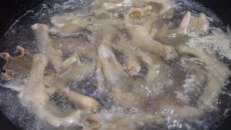 酸萝卜鸭掌汤,4.锅内倒入清水,将清理干净的鸭掌冷水下锅煮沸焯一下水,然后捞出沥干水分待用