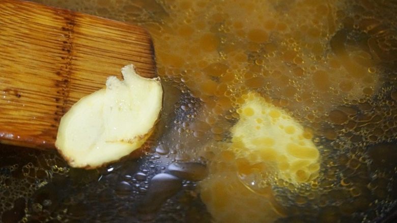 酸萝卜鸭掌汤,6.待酸味炒出来后加入适量清水和4—5片姜片,一定要一次性加足水
叨叨叨:煲汤非常重要的一个环节就是一次性加足水,这样煲出的汤色浓、汤味好,