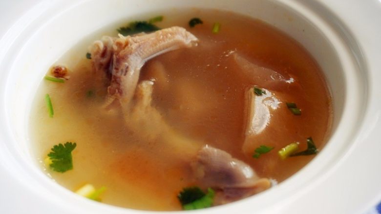 酸萝卜鸭掌汤,8.煲好汤后,出锅前撒上<a style='color:red;display:inline-block;' href='/shicai/ 131'>香菜</a>末即可
叨叨叨:出锅前尝试一下,因为酸萝卜里面自带咸味,基本无需加盐了