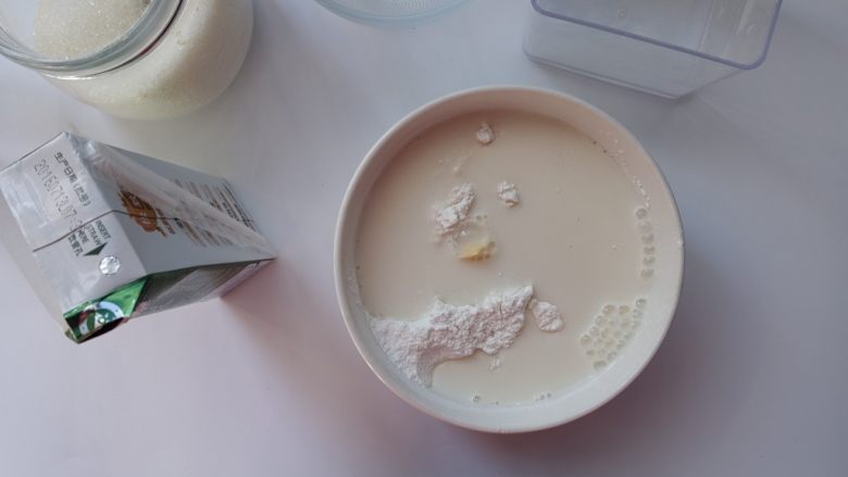 麻薯奶黄酥,粉类和糖混合后加入牛奶、黄油;混匀后微波炉分次加热到没有液体成熟状态;