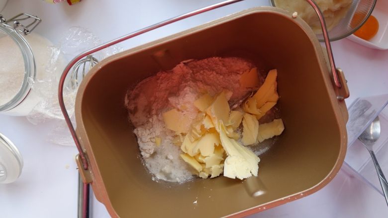 麻薯奶黄酥,制作酥皮:<a style='color:red;display:inline-block;' href='/shicai/ 9852'>水油皮</a>材料混合后揉光滑;