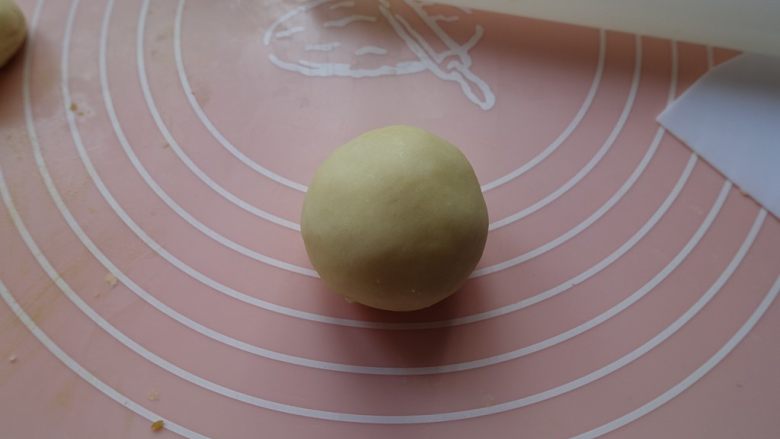 麻薯奶黄酥,依次包好后间隔一定距离摆放在烤盘里;