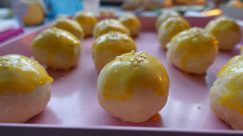麻薯奶黄酥,刷蛋黄液,撒芝麻装饰;