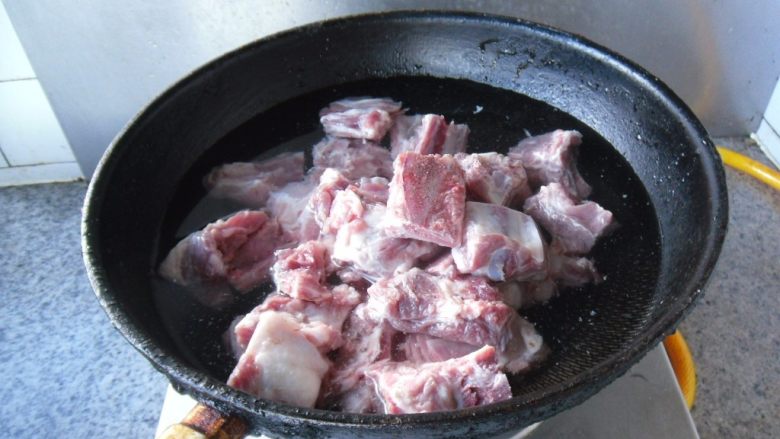 家常烧排骨, 将其冷水入锅