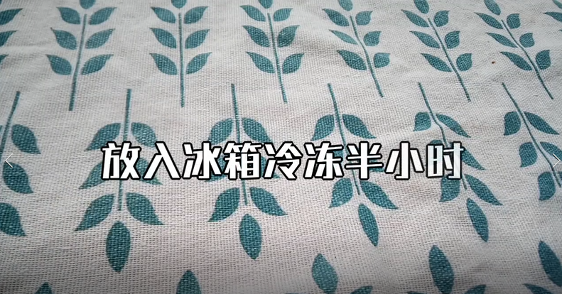 奥利奥盆栽酸奶布丁,放入冰箱冷冻半小时