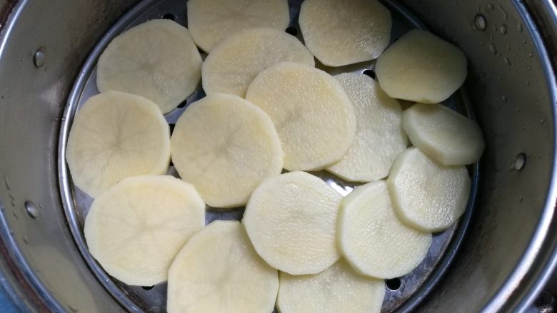 来,一起吃“泥”啦!~~~奶香薯泥,放进蒸锅蒸熟。