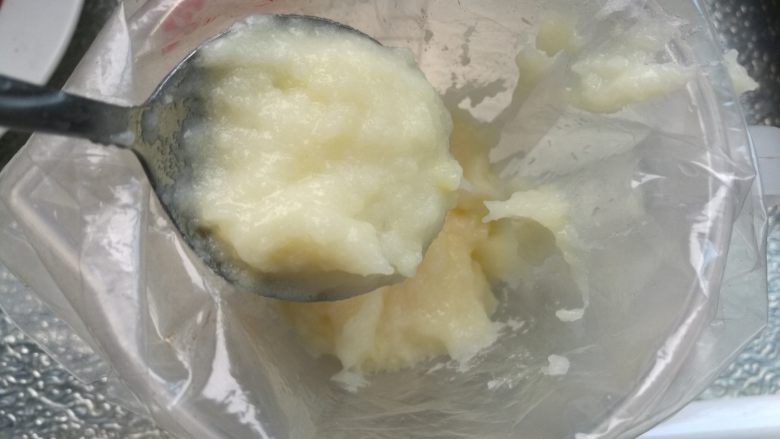 来,一起吃“泥”啦!~~~奶香薯泥,装入裱花袋挤在盘子上即可。(没有裱花袋可以用勺子舀在盘子上)。