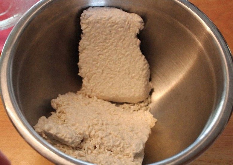 #咸味#+塩麴製作,将干燥成片状的米麴放入钵内
