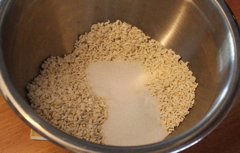 #咸味#+塩麴製作,将盐倒入,用搓揉的方式充分混合。