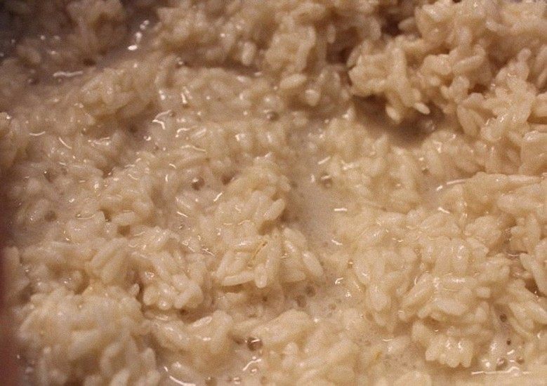 #咸味#+塩麴製作,搓到产生稠度而且有小气泡出现,盐麴的酵种就完成了。