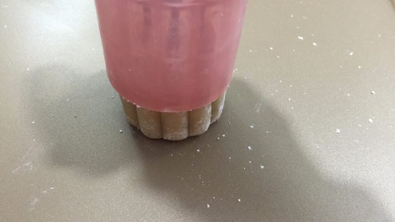 广式月饼,16. 按压花纹的时间要用巧劲,不能用满力哦