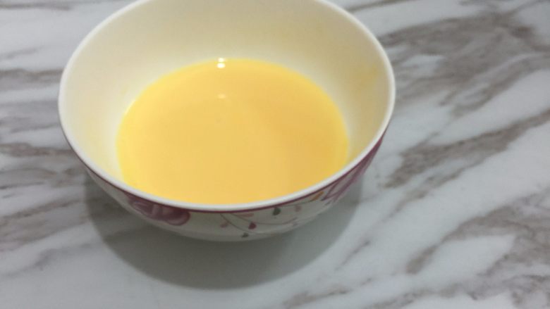广式月饼,19. 鸡蛋打散加入1:1的水,再过一次筛即可使用