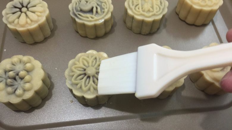 广式月饼,20. 取出,稍微放凉再轻轻的刷上一层蛋液