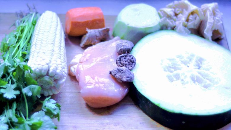 玉米鸡丁烧冬瓜汤,1、准备好所有的食材