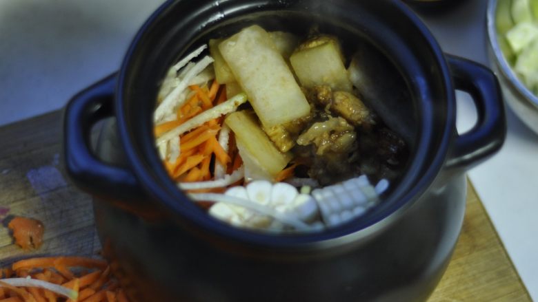 玉米鸡丁烧冬瓜汤,9、将炒过的冬瓜肉,移入陶煲王锅内,然后放入玉米、萝卜丝、香菇等。