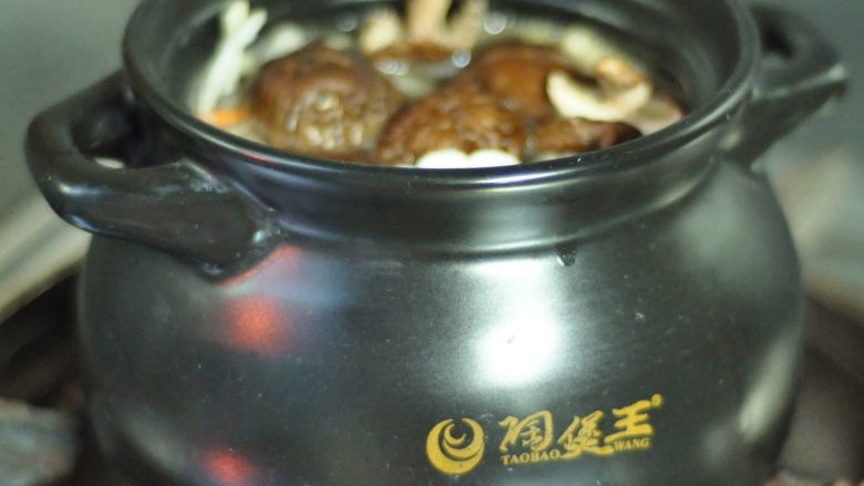 玉米鸡丁烧冬瓜汤,11、小火慢炖30分钟,出锅前调入味精和盐,在加入<a style='color:red;display:inline-block;' href='/shicai/ 131'>香菜</a>