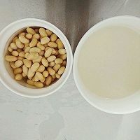 早餐粥伴侣-黄豆榨菜,泡好的黄豆捞出,泡黄豆你水不要捯掉。一会有用