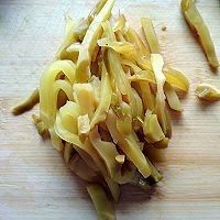 早餐粥伴侣-黄豆榨菜,榨菜切好丝后用清水洗一遍,沥干水份备用