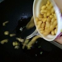 早餐粥伴侣-黄豆榨菜,倒入黄豆,翻炒。