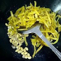 早餐粥伴侣-黄豆榨菜,这个时候倒入榨菜丝,翻炒2分钟左右。