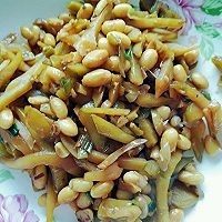 早餐粥伴侣-黄豆榨菜,炒完装盘就可以享用了