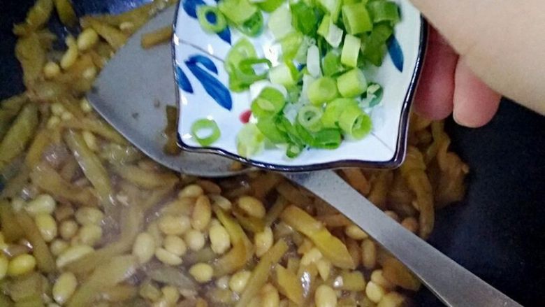 早餐粥伴侣-黄豆榨菜,榨菜变软,黄豆熟了之后,加入最后的葱花翻炒几下就可以出锅了。