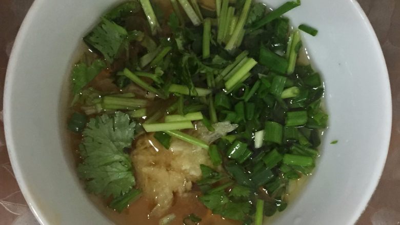 重庆家庭火锅,准备蘸料,色拉油、芝麻油、蒜蓉、葱花、香菜、调味盐、味精。其他调味品可按自己喜好加入。