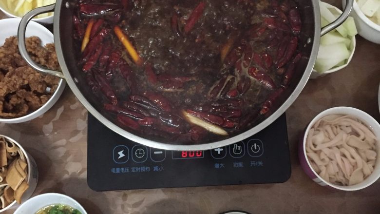 重庆家庭火锅,味道是边吃边出来的哦,水少了就加水,不用怕加了没味道,就怕你不加浑汤。加上两次过后,你会发现味道越来越好,越来越想吃,所以要吃慢一点哦。