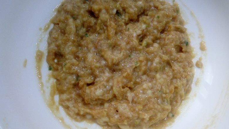 鲜味西红柿肉丸汤,直到肉馅变得稍有筋度,不松散,这样做出来的肉圆吃起来才有嚼劲。