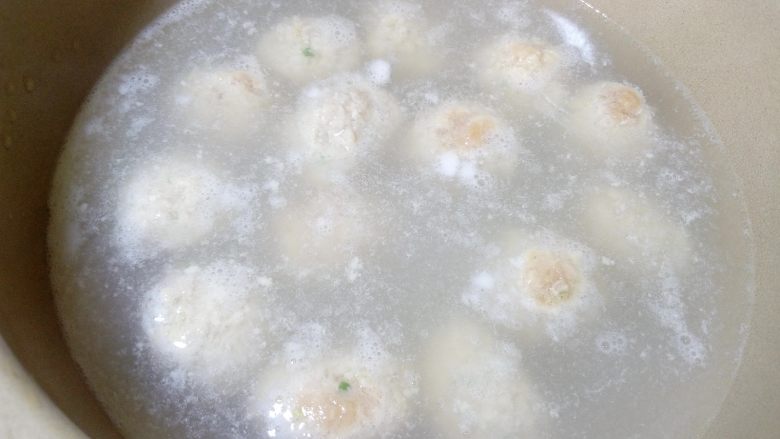鲜味西红柿肉丸汤,把肉丸全部做好,用小火慢慢煨熟。