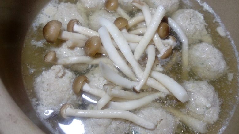 鲜味西红柿肉丸汤,开中火, 加入海鲜菇。