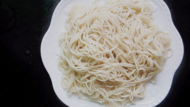 香辣什锦炒面,水烧开后下<a style='color:red;display:inline-block;' href='/shicai/ 526'>面条</a>,煮至8成熟,放入冷水过凉,控干水分后放几滴植物油或橄榄油拌匀,晾凉备用。