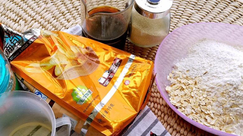 红茶全麦吐司&牛油果蛋黄三明治(老面团冷藏法全程不沾手),准备好所有材料