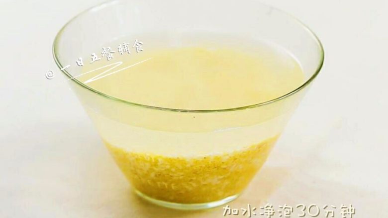 榴莲水果香饭团 宝宝辅食,大米+高粱,大米、小米、<a style='color:red;display:inline-block;' href='/shicai/ 509'>高粱</a>浸泡30分钟。
