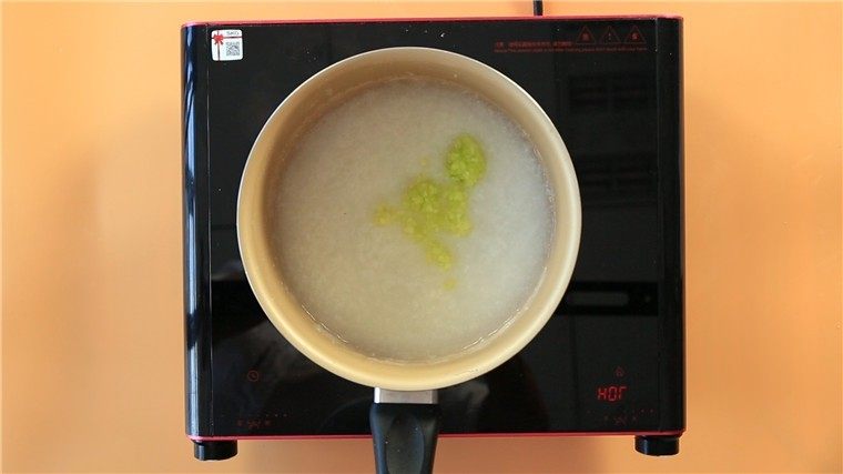 肉糜黄瓜粥,黄瓜放入粥中,搅拌均匀后继续熬煮。