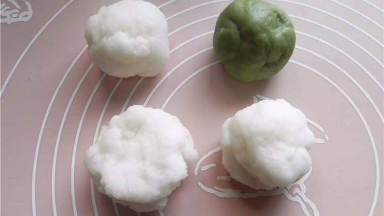 天然彩色冰皮月饼,带上手套,将月饼面团平均分成4份,取其中1份面团加青汁粉,揉匀成小球。