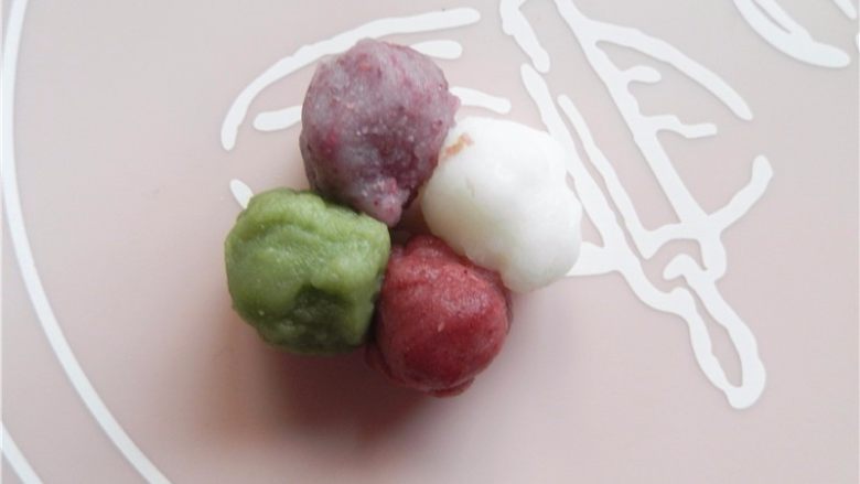 天然彩色冰皮月饼,4个面团用手挤在一团(凑成25克左右)。