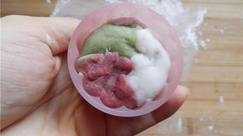 天然彩色冰皮月饼,面团的收口那面朝下、光滑的那面朝上,放入学厨50克月饼模里。