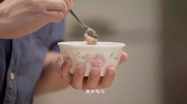 健康低温慢烤小牛肉,制作普罗旺斯酱:将煮好的番茄及蘑菇去皮切丁,加入牛油果、普罗旺斯香料、盐、黑胡椒、<a style='color:red;display:inline-block;' href='/shicai/ 595'>柠檬</a>汁,搅拌均匀。