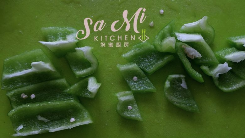 柿子椒土豆片(家常版),如图切成菱形块状