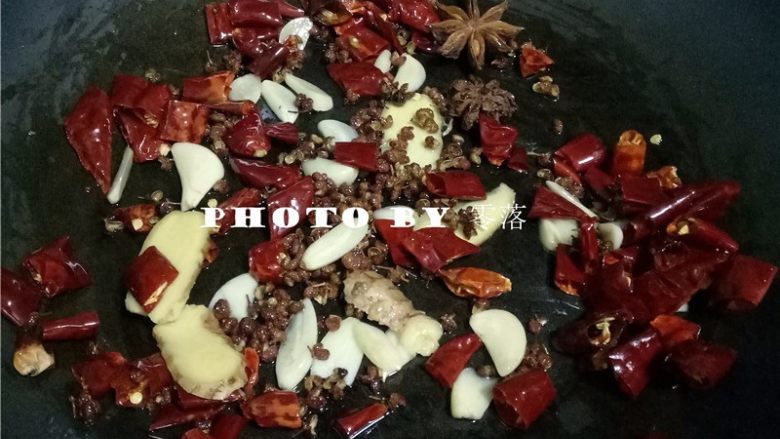 自贡冷吃兔,放入干辣椒,花椒,八角,姜片,蒜片炒香;