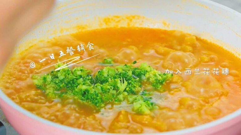 胡萝卜莲藕排骨面线 宝宝辅食西兰花+番茄,再煮2分钟,加入西兰花花穗,煮10秒钟就可以出锅了。