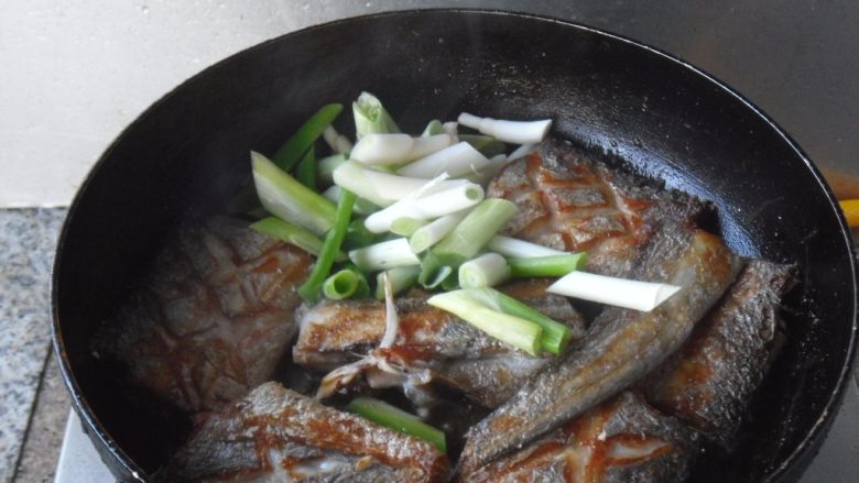 煎烧带鱼, 放入葱姜