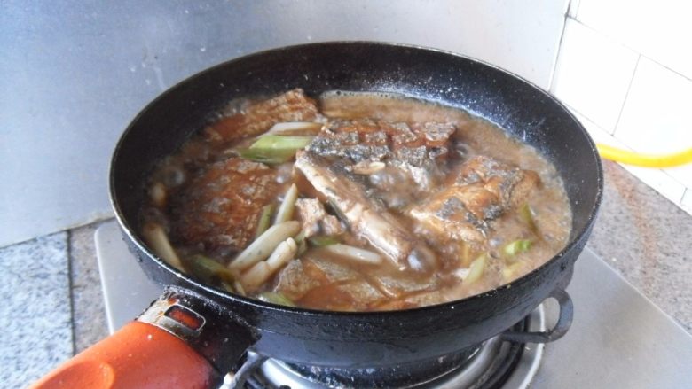 煎烧带鱼, 旺火收汁,即可关火