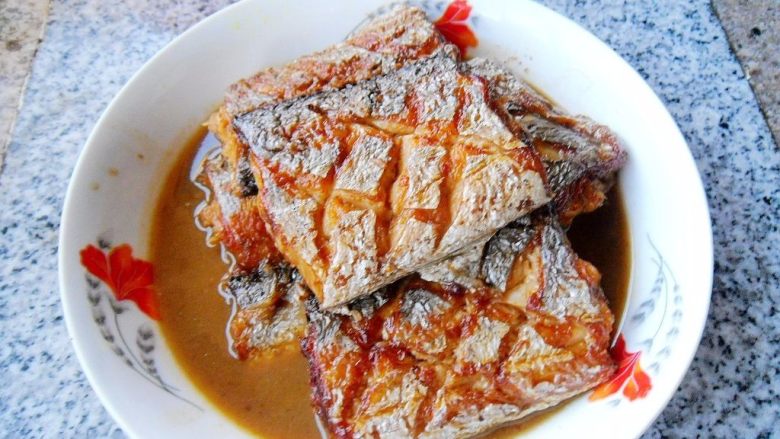 煎烧带鱼, 出锅装盘,即可上桌品味
