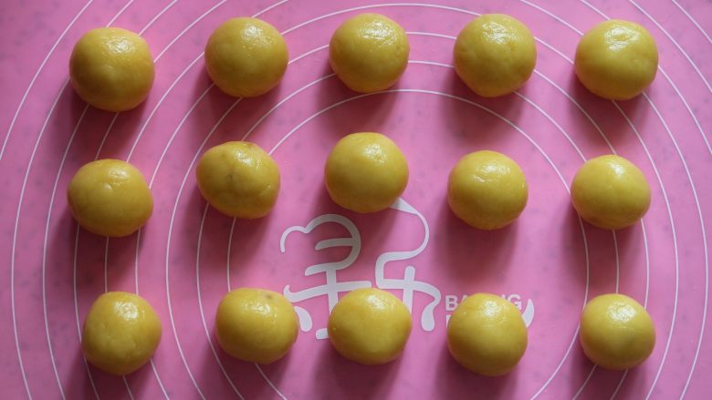 桃酥,将面糊分成等份的15个小圆球,备用。