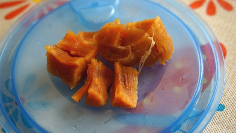 肉燥虾仁豆腐,将干瑶柱清洗并泡软,因为等会儿是下锅炒,所以事先泡软的话口感会更好。
泡软以后沥干水备用。