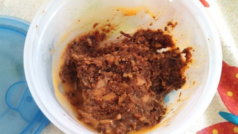肉燥虾仁豆腐,这里用的是普通吃饭得铁勺,舀2-3勺足够了。大概是这个小盒子的一半。别看肉燥罐头小小一个,但实际上量很多,可以吃几顿。