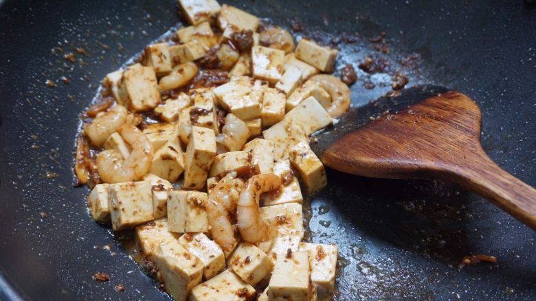 肉燥虾仁豆腐,最后加入豆腐煸炒,等待虾仁熟透就能起锅。