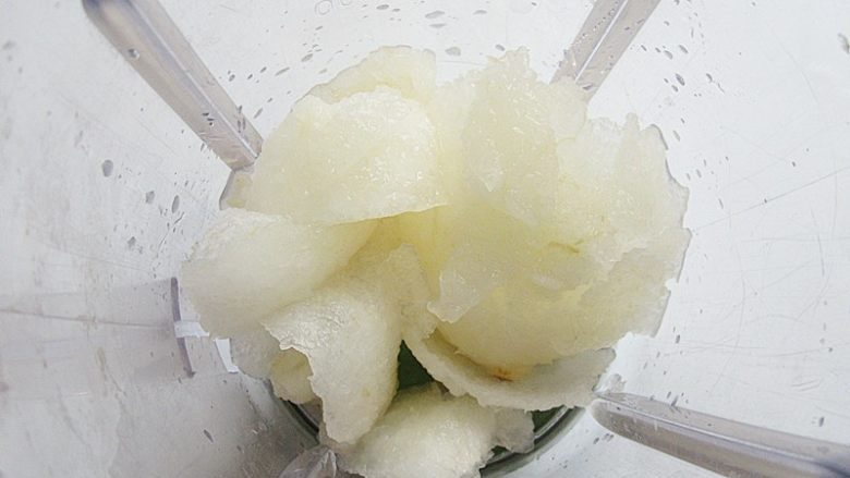 自制昙花蒸梨止咳露,挖出的梨肉,用榨汁机打成汁